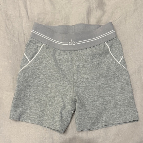 ALO Yoga Pants - 4” alosoft high waist heart throb short - athletic heather grey / white size XS